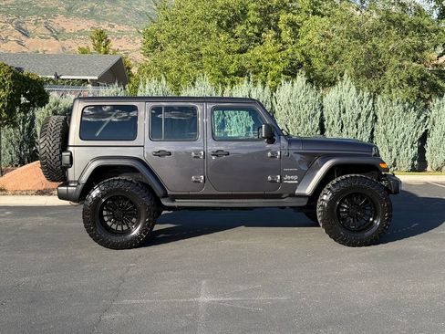 Used 2018 Jeep Wrangler Unlimited Sahara w/ Uconnect 4C Nav & Sound Group AWD/4WD image 8