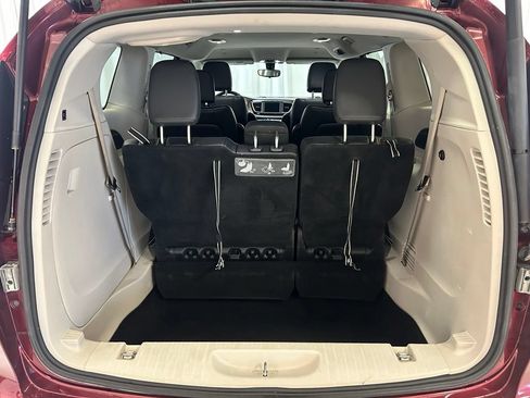 Used 2018 Chrysler Pacifica Touring-L FWD image 7