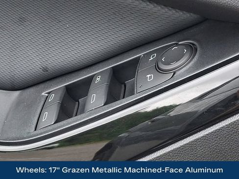 Used 2025 Chevrolet Equinox LT AWD/4WD image 12