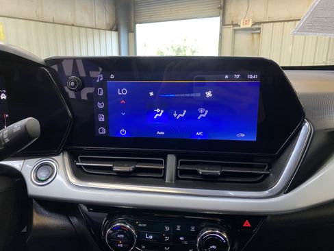 Used 2025 Chevrolet Trax LT w/ LT Convenience Package image 38