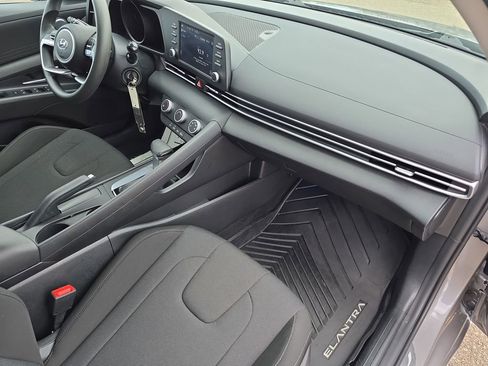Used 2023 Hyundai Elantra SE w/ Winter Weather Package image 29