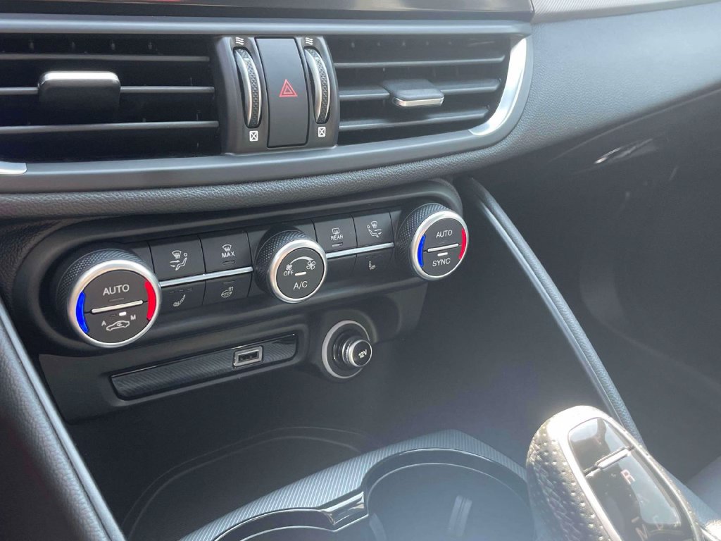 Used 2025 Alfa Romeo Giulia AWD image 29