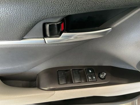 Used 2021 Toyota Camry SE image 6