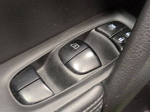 Used 2018 Nissan Rogue SV image 27