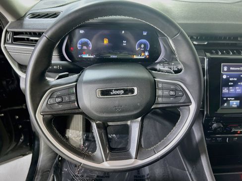 Used 2023 Jeep Grand Cherokee Laredo AWD/4WD image 11