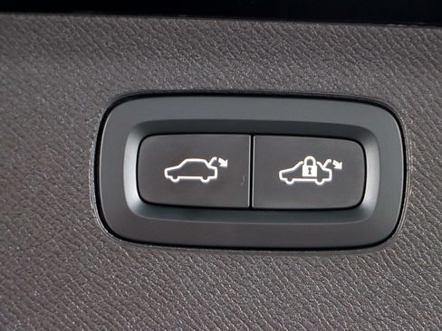 Used 2025 Volvo XC90 B6 Plus AWD/4WD image 32