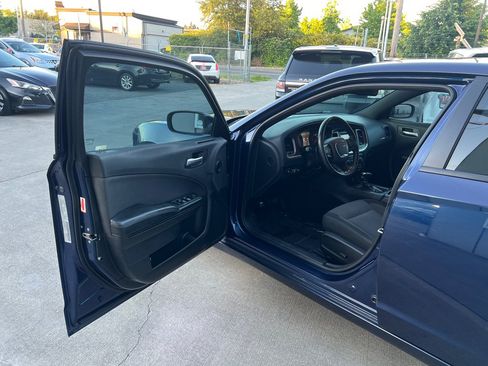 Used 2016 Dodge Charger SE w/ Blacktop Package RWD image 9