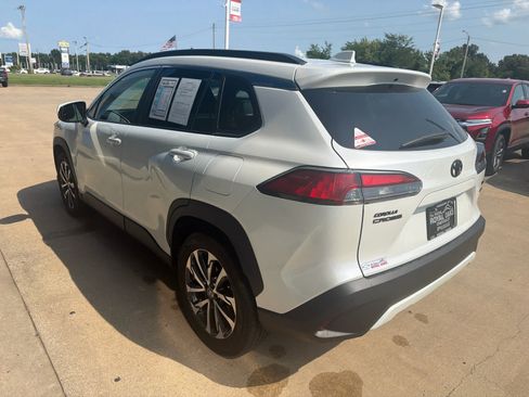 Used 2022 Toyota Corolla Cross XLE w/ Convenience Package AWD/4WD image 4