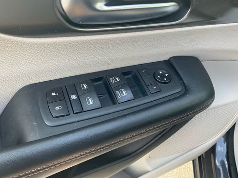 Used 2020 Chrysler Pacifica Touring w/ Cold Weather Group FWD image 17