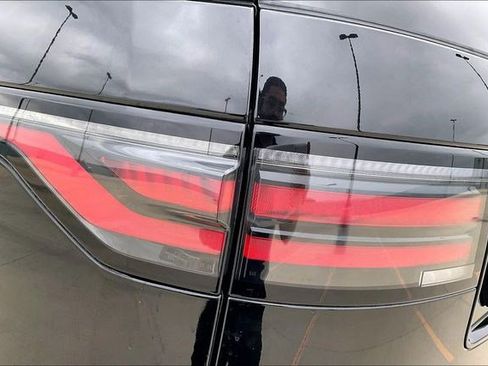 Used 2025 Land Rover Discovery Dynamic SE image 36