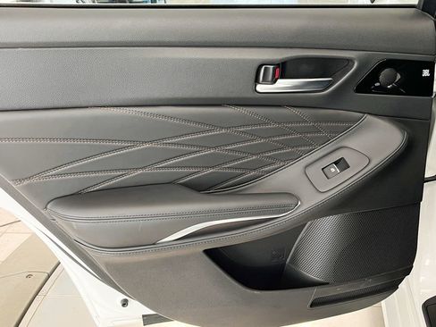 Used 2021 Toyota Avalon Limited image 29