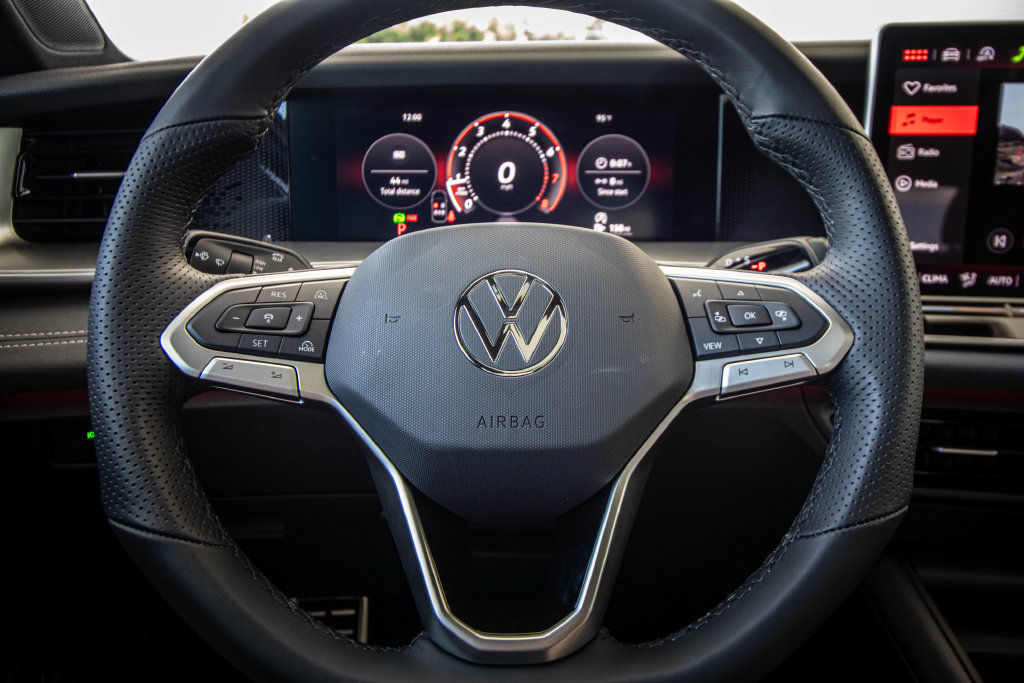 New 2026 Volkswagen Tiguan SE R-Line FWD image 35