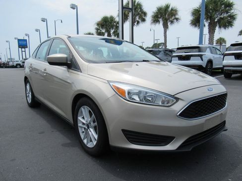 Used 2018 Ford Focus SE FWD image 3