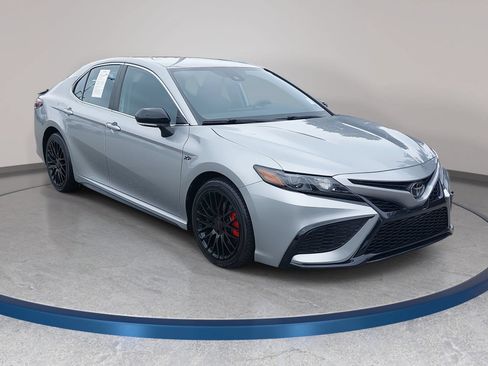 Used 2022 Toyota Camry SE FWD image 3