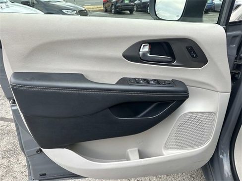 Certified 2023 Chrysler Pacifica Touring-L image 19