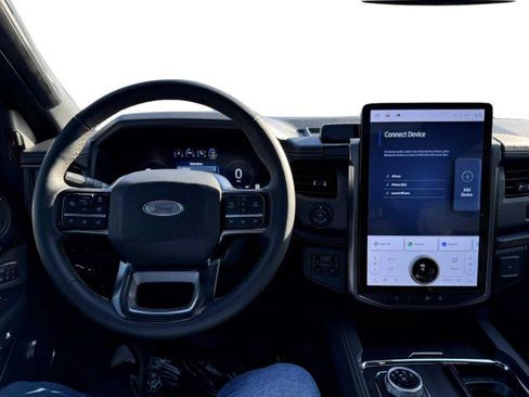 Used 2024 Ford Expedition Platinum image 29