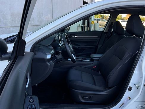 Used 2025 Nissan Altima 2.5 SV image 10
