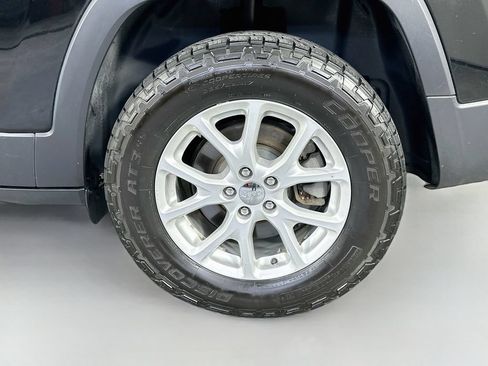 Used 2018 Jeep Cherokee Latitude Plus w/ Comfort/Convenience Group AWD/4WD image 34