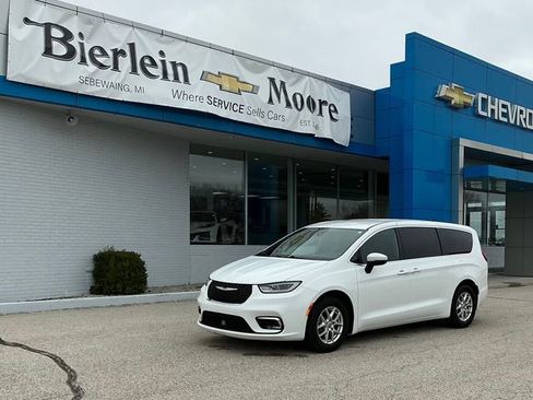 Used 2023 Chrysler Pacifica Touring FWD image 1