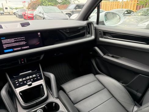 Used 2024 Porsche Cayenne AWD/4WD image 17