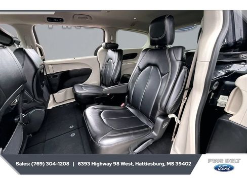 Used 2023 Chrysler Pacifica Touring-L FWD image 19