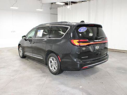 Used 2023 Chrysler Pacifica Limited FWD image 7