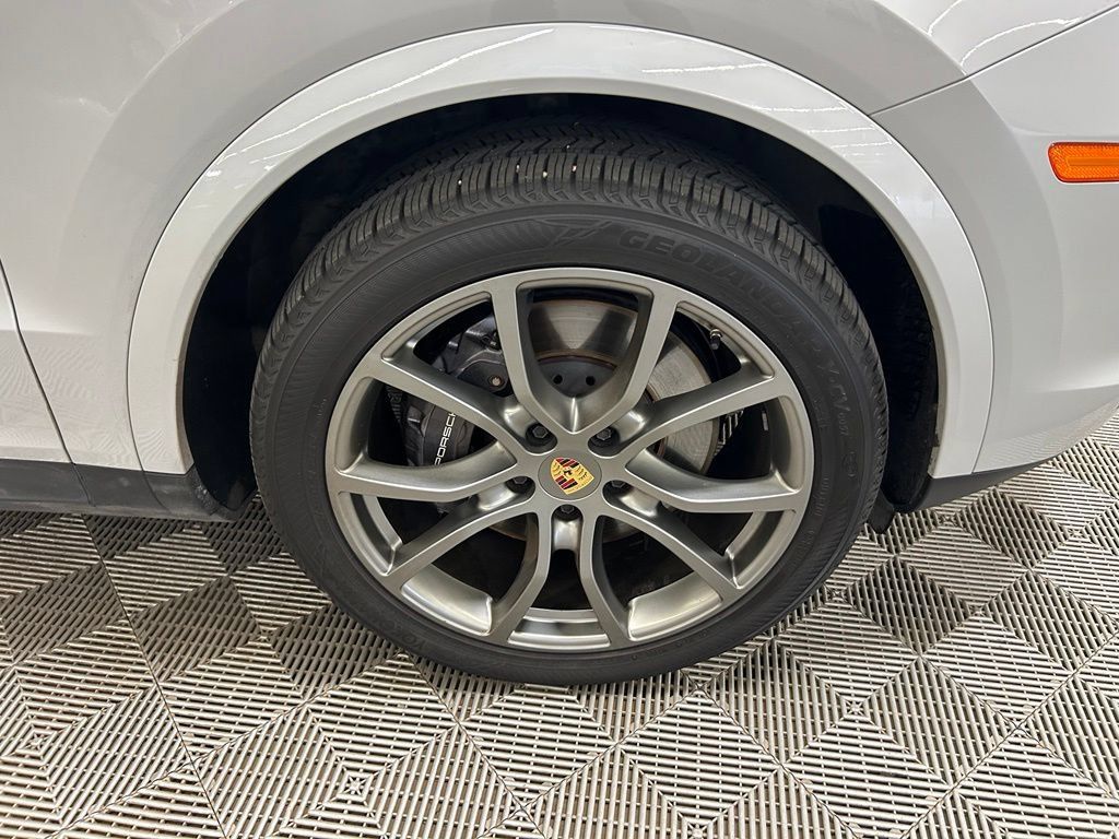 Used 2023 Porsche Cayenne Coupe AWD/4WD image 2