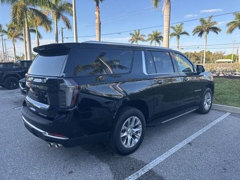 Used 2025 Chevrolet Suburban Premier image 3