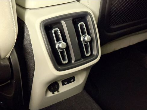 Used 2022 Volvo XC40 T5 Inscription image 36