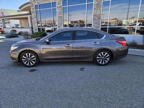 Used 2017 Nissan Altima 2.5 SL w/ Moonroof Package image 2