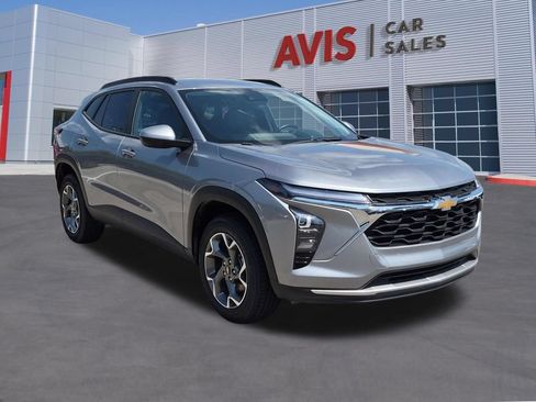 Used 2025 Chevrolet Trax LT w/ LT Convenience Package FWD image 3