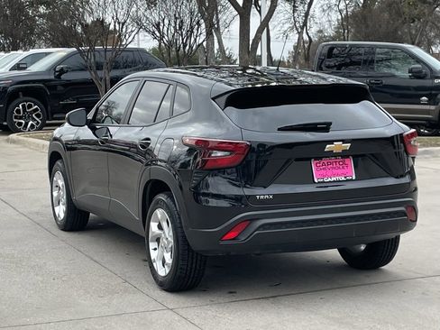 Used 2025 Chevrolet Trax LS w/ LS Convenience Package image 4