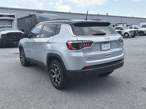 Used 2026 Jeep Compass Limited AWD/4WD image 6