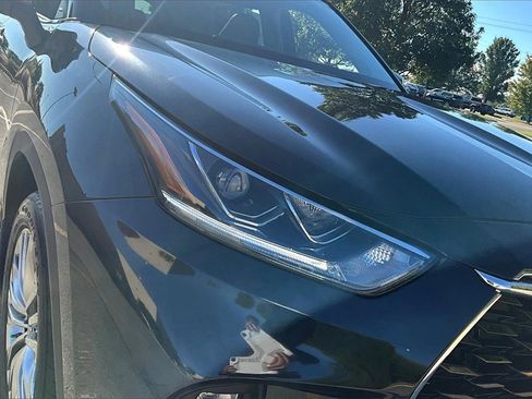 Used 2025 Toyota Highlander Platinum image 30