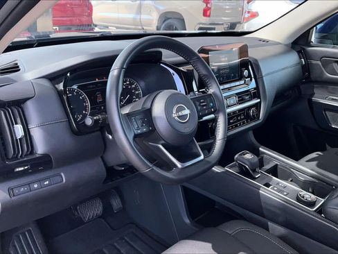 Used 2025 Nissan Pathfinder SV image 16