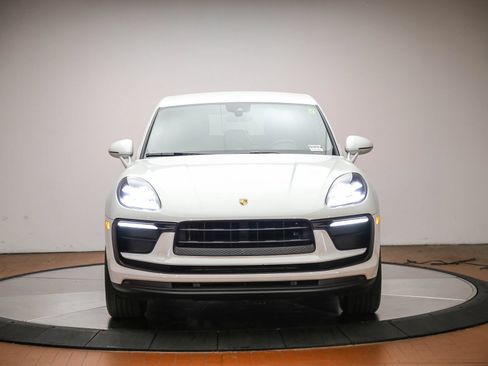 Certified 2022 Porsche Macan AWD/4WD image 10