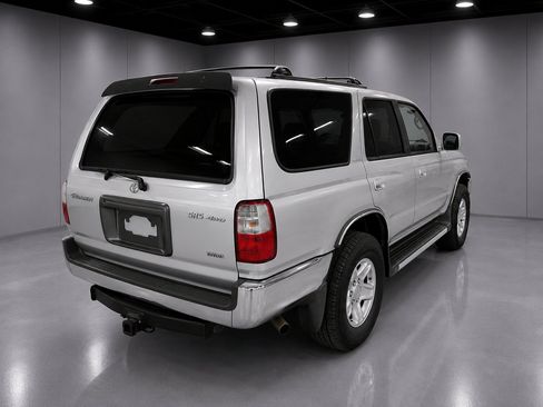 Used 2001 Toyota 4Runner SR5 AWD/4WD image 2