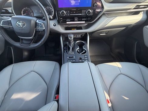 Used 2024 Toyota Highlander XLE AWD/4WD image 11