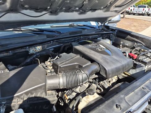 Used 2019 Toyota Tacoma TRD Off-Road AWD/4WD image 17