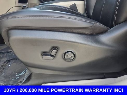 Used 2024 Chrysler Pacifica Touring-L FWD image 10