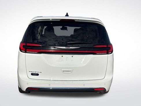 Used 2024 Chrysler Pacifica Touring-L image 4