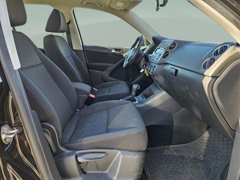 Used 2014 Volkswagen Tiguan S image 9