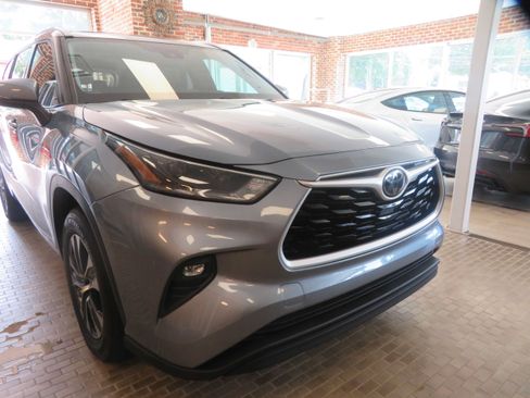 Used 2021 Toyota Highlander XLE FWD image 65
