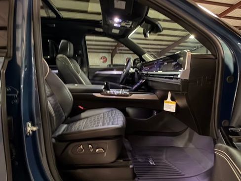 Used 2026 Cadillac Escalade Platinum Sport w/ LPO, ONYX Package AWD/4WD image 14