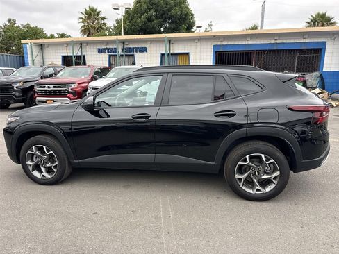 Used 2025 Chevrolet Trax LT FWD image 6