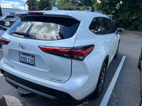 Used 2022 Toyota Highlander XLE AWD/4WD image 11