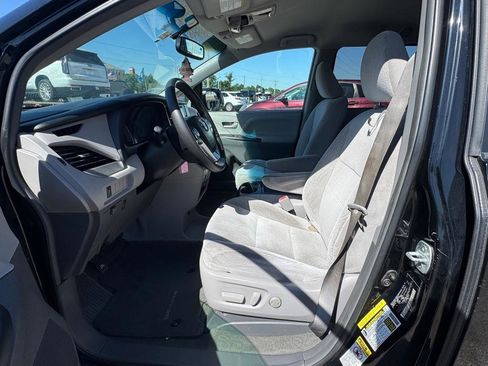Used 2017 Toyota Sienna LE FWD image 10