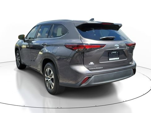 Used 2024 Toyota Highlander XLE FWD image 4
