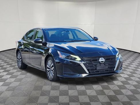 Used 2024 Nissan Altima 2.5 SV FWD image 2