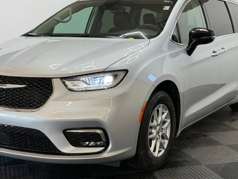 Used 2024 Chrysler Pacifica Touring-L FWD image 6